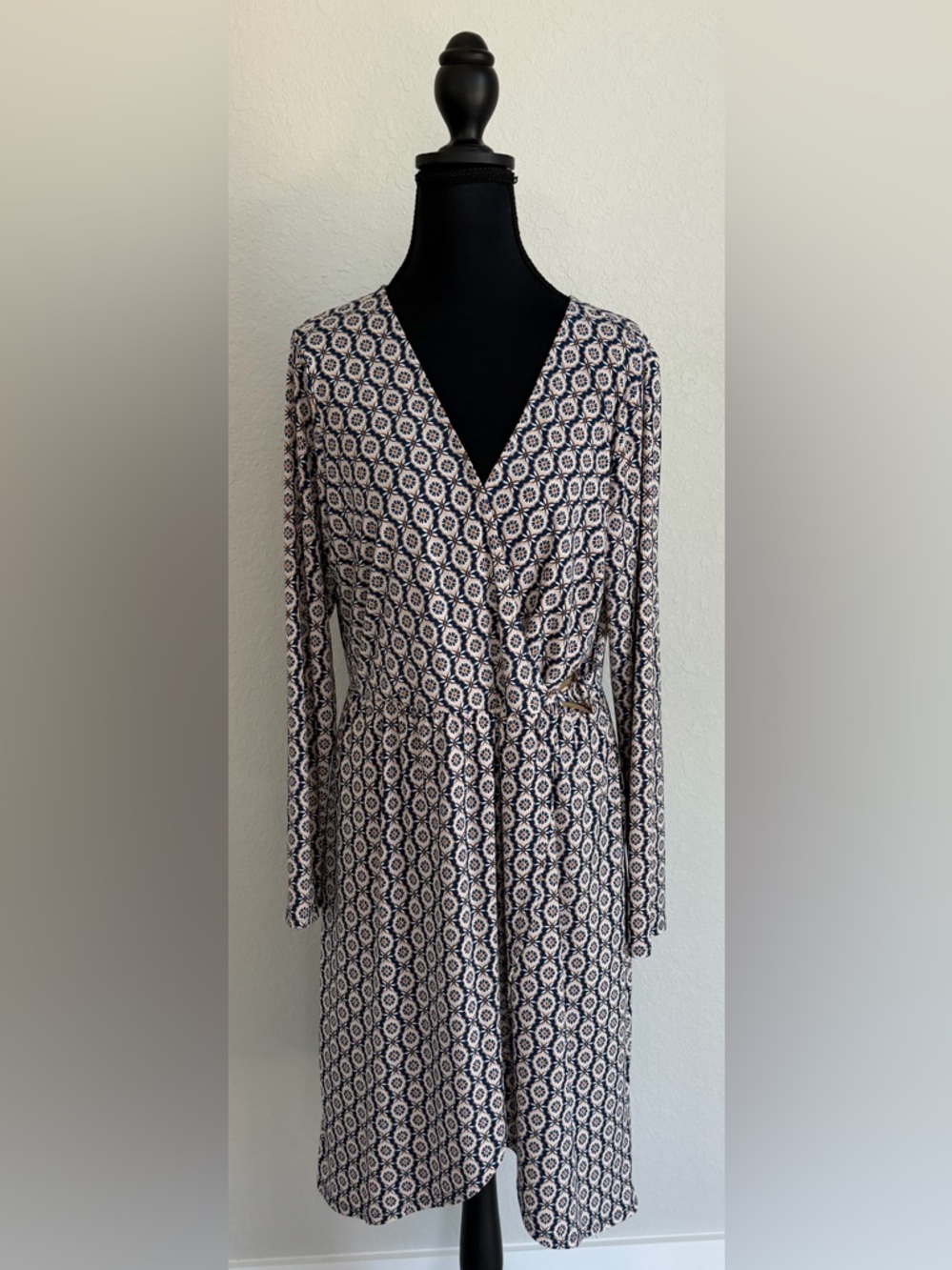 EUC Luxology Cream, Navy‎ & Gold Geometric Wrap, V-Neck Dress with Buckle, Large